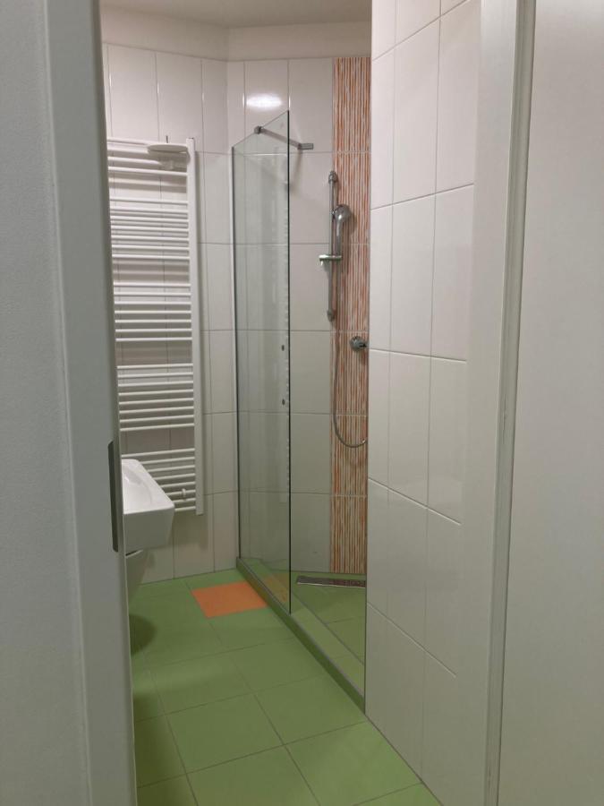 Capsule Hostel Zizkov Tower プラハ エクステリア 写真