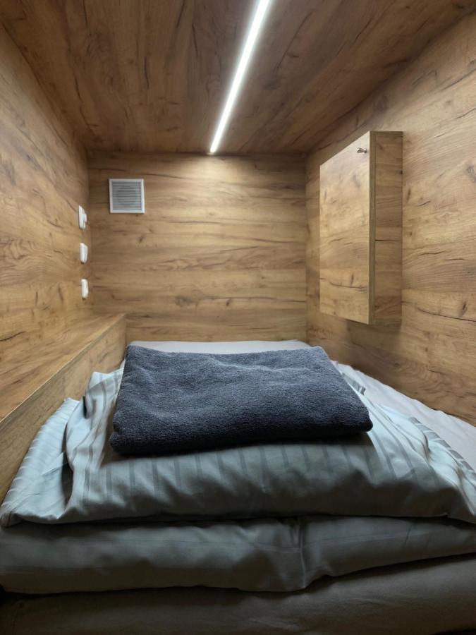 Capsule Hostel Zizkov Tower プラハ エクステリア 写真