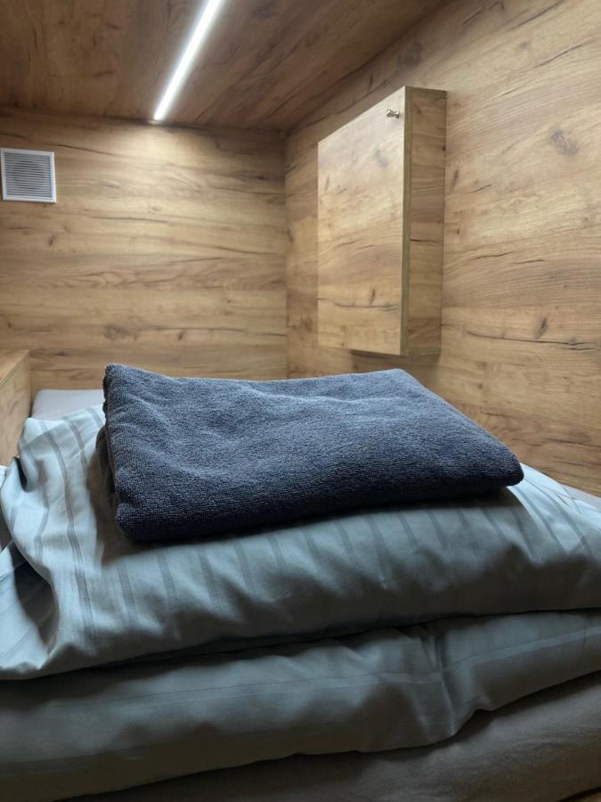 Capsule Hostel Zizkov Tower プラハ エクステリア 写真