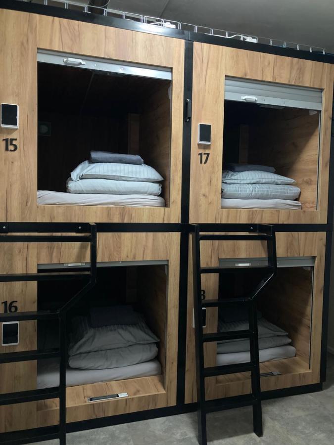 Capsule Hostel Zizkov Tower プラハ エクステリア 写真