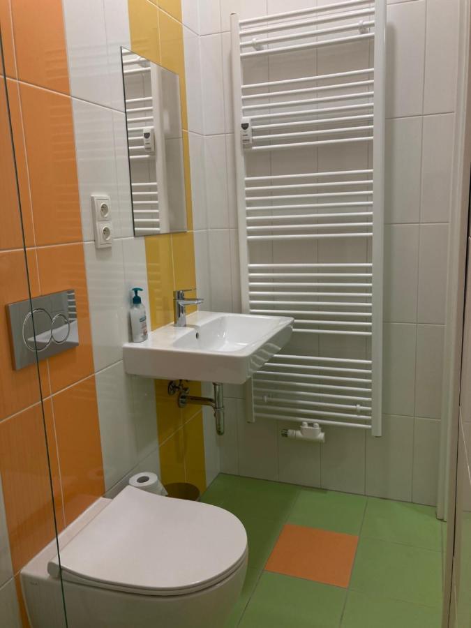 Capsule Hostel Zizkov Tower プラハ エクステリア 写真