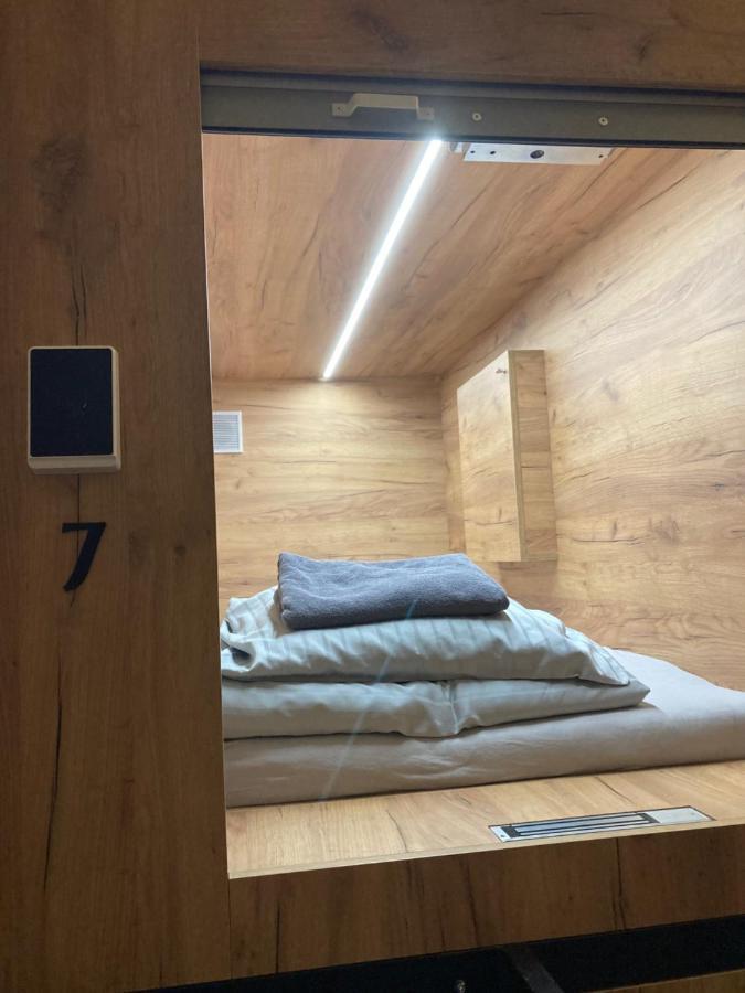 Capsule Hostel Zizkov Tower プラハ エクステリア 写真