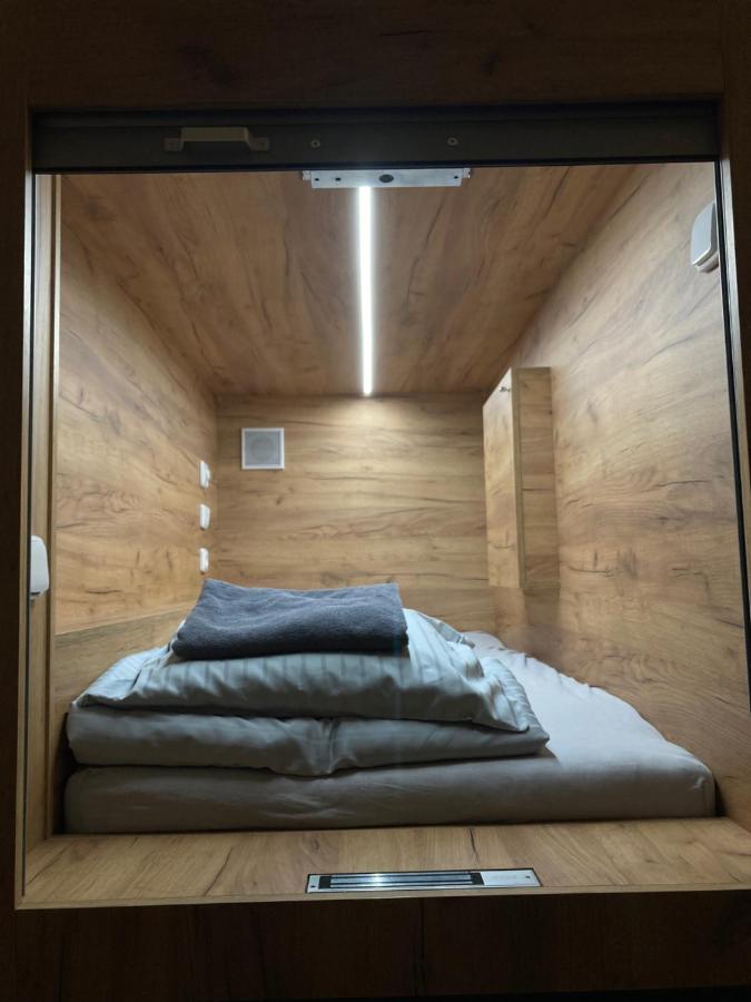 Capsule Hostel Zizkov Tower プラハ エクステリア 写真